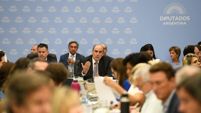 Gobierno define prioridades de ley ómnibus y negocia cambios con bloques dialoguistas Gobierno define prioridades de ley ómnibus y negocia cambios con bloques dialoguistas