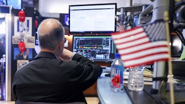 Acciones de Asia caen desde máximos por tensiones con Irán; petróleo se mantiene estable Acciones de Asia caen desde máximos por tensiones con Irán; petróleo se mantiene estable