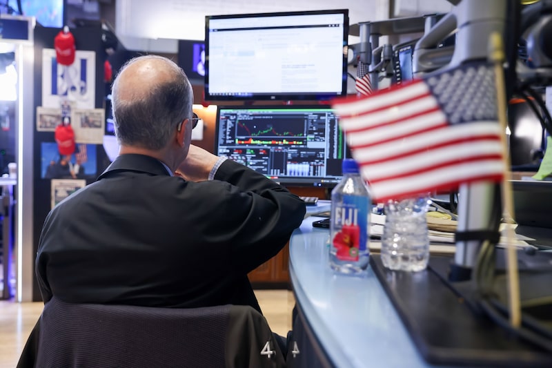 Un operador trabaja en la sala de operaciones de la Bolsa de Nueva York (NYSE) en Nueva York. Fotógrafo: Michael Nagle/Bloomberg. Un operador trabaja en la sala de operaciones de la Bolsa de Nueva York (NYSE) en Nueva York. Fotógrafo: Michael Nagle/Bloomberg.