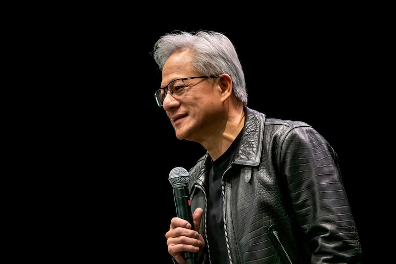Huang, de 62 años, transformó la posición de Nvidia como vendedor dominante de tarjetas gráficas para ordenadores en un nuevo papel. Huang, de 62 años, transformó la posición de Nvidia como vendedor dominante de tarjetas gráficas para ordenadores en un nuevo papel.