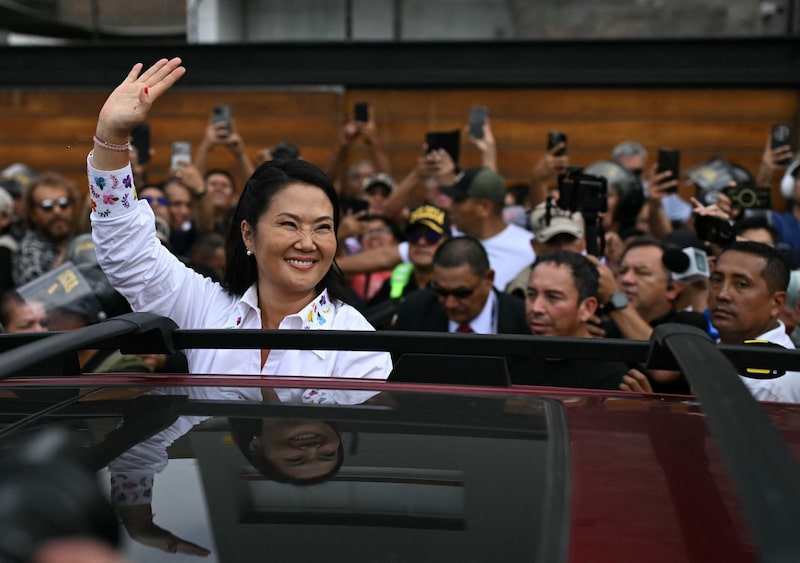 Keiko Fujimori acena para apoiadores após votar no segundo turno da eleição, em Lima, Peru, no domingo, 7 de junho de 2026. Keiko Fujimori acena para apoiadores após votar no segundo turno da eleição, em Lima, Peru, no domingo, 7 de junho de 2026.