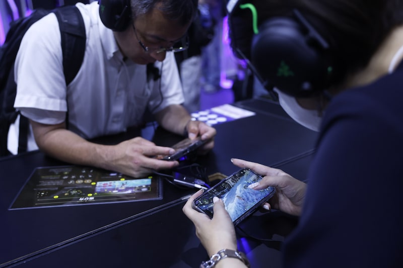 Los asistentes juegan al videojuego para móviles Monster Hunter Outlanders en el stand de la marca Level Infinite de Tencent Games en la Tokyo Game Show en Chiba, Japón. Fotógrafo: Kiyoshi Ota/Bloomberg. Los asistentes juegan al videojuego para móviles Monster Hunter Outlanders en el stand de la marca Level Infinite de Tencent Games en la Tokyo Game Show en Chiba, Japón. Fotógrafo: Kiyoshi Ota/Bloomberg.