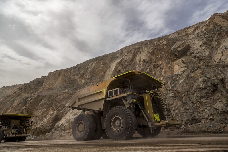 Camiones transportan minerales dentro de una mina de cobre a cielo abierto cerca de Calama, Chile. Camiones transportan minerales dentro de una mina de cobre a cielo abierto cerca de Calama, Chile.