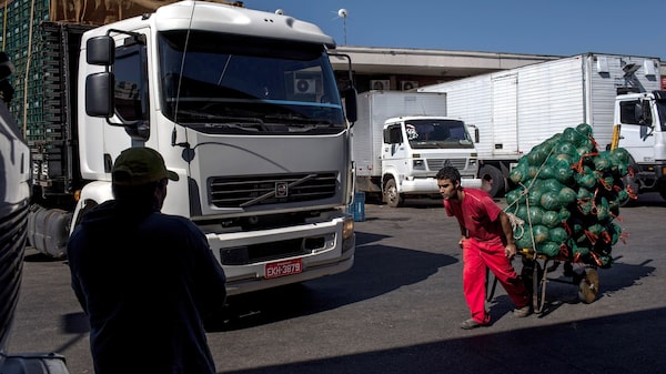 Brasil toma medidas para evitar huelga de camioneros mientras alza del crudo aviva tensiones Brasil toma medidas para evitar huelga de camioneros mientras alza del crudo aviva tensiones