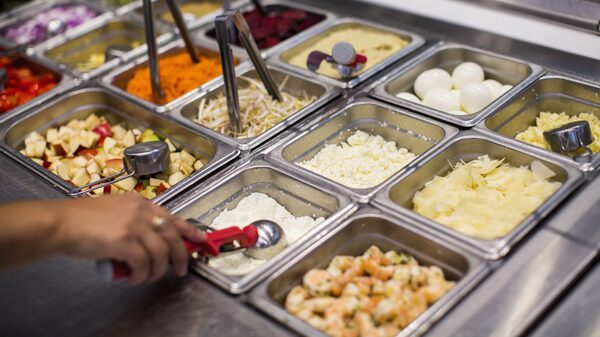 La triste ensalada de escritorio migra de la oficina a los suburbios La triste ensalada de escritorio migra de la oficina a los suburbios