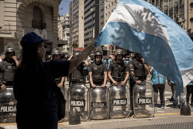 Agentes policiais equipados com trajes antidistúrbios no final de uma manifestação contra o governo em Buenos Aires, Argentina Agentes policiais equipados com trajes antidistúrbios no final de uma manifestação contra o governo em Buenos Aires, Argentina