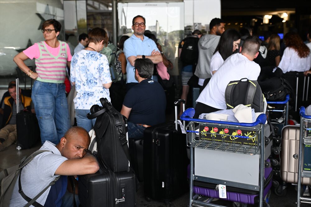 Viajeros varados en el aeropuerto de Lisboa durante un apagón en Lisboa, Portugal, el lunes 28 de abril de 2025. El transporte público, los semáforos y los servicios telefónicos no funcionaban en algunas zonas de Madrid, Barcelona y Lisboa debido al apagón, mientras que los trenes estaban detenidos en su mayoría. Fotógrafo: Zed Jameson/Bloomberg Viajeros varados en el aeropuerto de Lisboa durante un apagón en Lisboa, Portugal, el lunes 28 de abril de 2025. El transporte público, los semáforos y los servicios telefónicos no funcionaban en algunas zonas de Madrid, Barcelona y Lisboa debido al apagón, mientras que los trenes estaban detenidos en su mayoría. Fotógrafo: Zed Jameson/Bloomberg