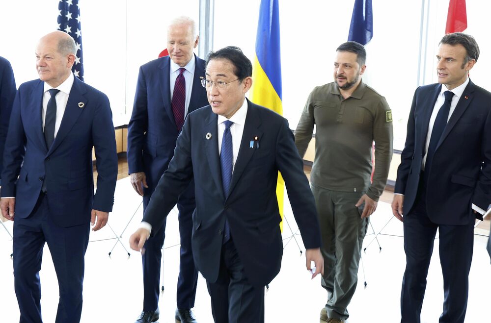 Olaf Scholz, canciller de Alemania, de izquierda a derecha, el presidente de EE.UU., Joe Biden, Fumio Kishida, el primer ministro de Japón, Volodymyr Zelenskiy, presidente de Ucrania, y el presidente francés Emmanuel Macron, después de una sesión de fotos en la cumbre de líderes del G-7 en Hiroshima, Japón, ayer (Fuente: Pool de Japón)
Olaf Scholz, canciller de Alemania, de izquierda a derecha, el presidente de EE.UU., Joe Biden, Fumio Kishida, el primer ministro de Japón, Volodymyr Zelenskiy, presidente de Ucrania, y el presidente francés Emmanuel Macron, después de una sesión de fotos en la cumbre de líderes del G-7 en Hiroshima, Japón, ayer (Fuente: Pool de Japón)
