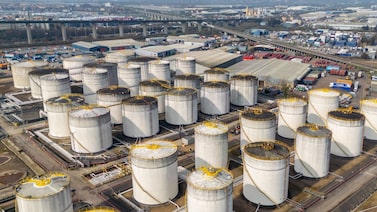 El petróleo cae desde máximos de cinco meses mientras persisten los riesgos en Medio Oriente El petróleo cae desde máximos de cinco meses mientras persisten los riesgos en Medio Oriente