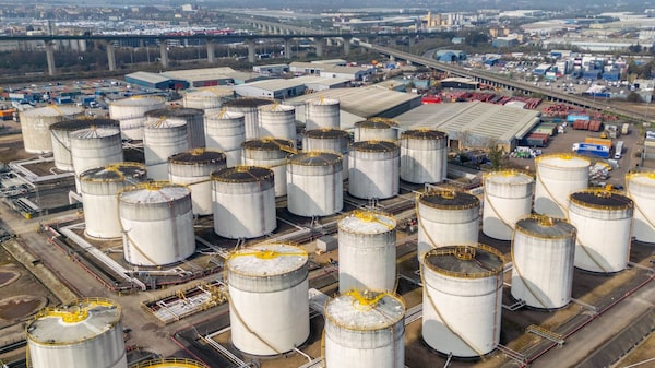 El petróleo cae desde máximos de cinco meses mientras persisten los riesgos en Medio Oriente El petróleo cae desde máximos de cinco meses mientras persisten los riesgos en Medio Oriente