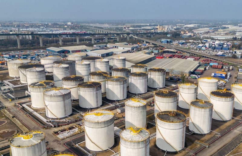 Depósitos de almacenamiento de combustibles para el transporte y productos petrolíferos en la terminal de almacenamiento de petróleo Navigator Thames, situada a las afueras de Londres (Reino Unido), el lunes 23 de marzo de 2026. Depósitos de almacenamiento de combustibles para el transporte y productos petrolíferos en la terminal de almacenamiento de petróleo Navigator Thames, situada a las afueras de Londres (Reino Unido), el lunes 23 de marzo de 2026.