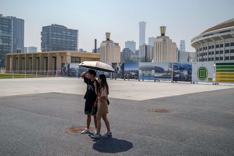 Pedestres se protegem do sol com guarda-chuva em Pequim, em foto de 15 de junho de 2023 Pedestres se protegem do sol com guarda-chuva em Pequim, em foto de 15 de junho de 2023