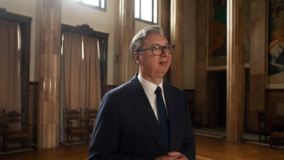 Vučić dimite y busca ser primer ministro de Serbia con una estrategia similar a la de Putin Vučić dimite y busca ser primer ministro de Serbia con una estrategia similar a la de Putin