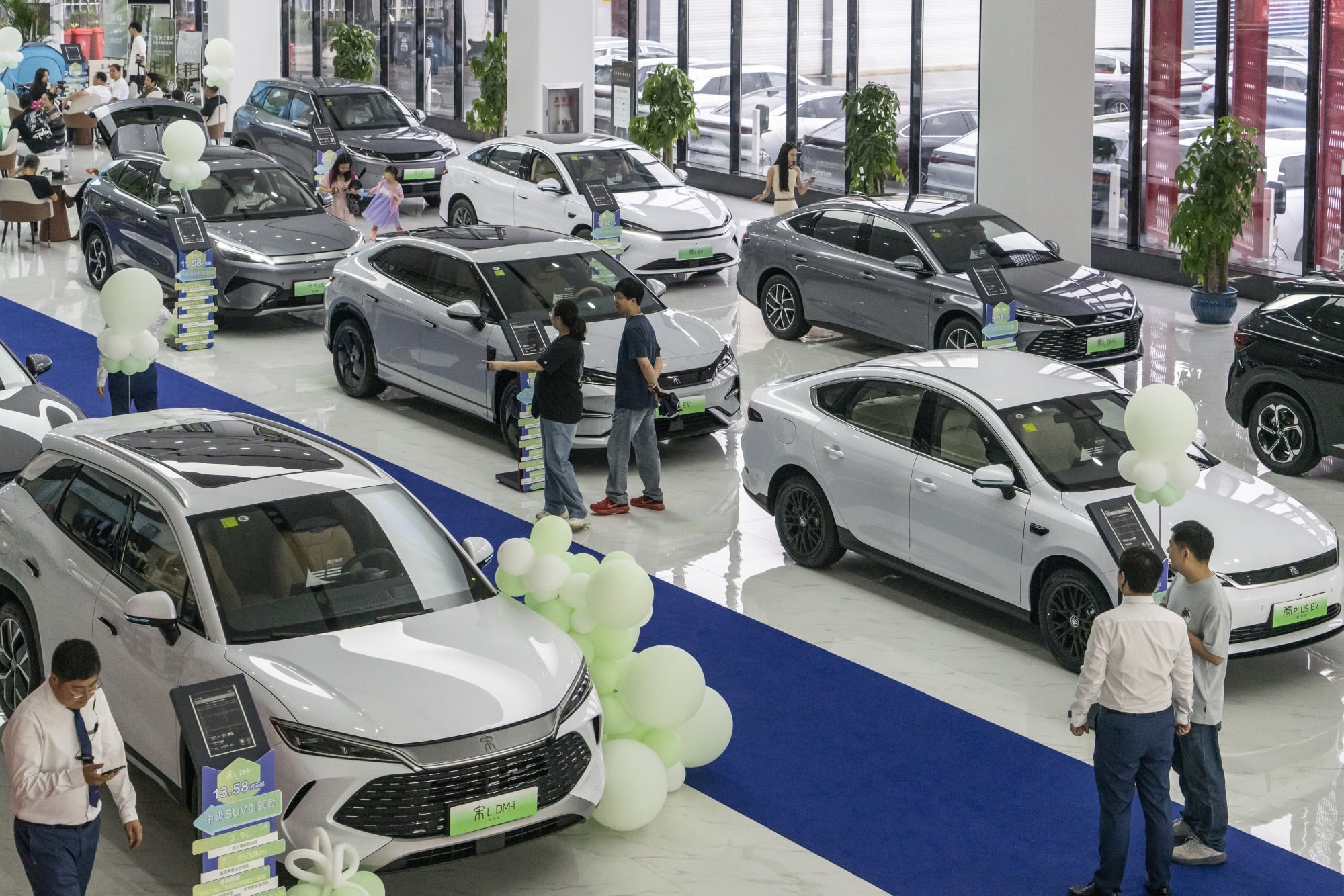 BYD enfrenta caída de ventas por tercer mes consecutivo, saturación del mercado chino y retiro masivo de 210.000 vehículos por fallas de seguridad