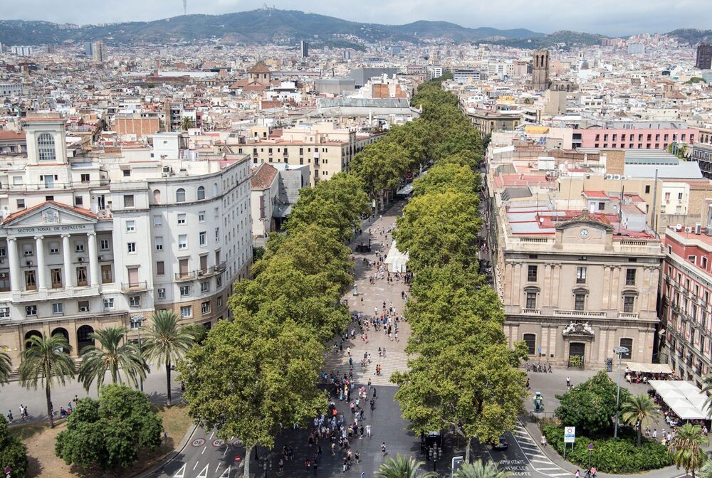 Los árboles bordean la vía de las Ramblas en Barcelona. Fotógrafo: Carl Court/Getty Images Europe
Los árboles bordean la vía de las Ramblas en Barcelona. Fotógrafo: Carl Court/Getty Images Europe