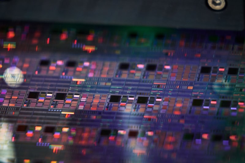 Un primer plano de una oblea semiconductora utilizada como ejemplo en el stand de Linx en Semicon, en el centro de exposiciones Nangang de Taipei. Un primer plano de una oblea semiconductora utilizada como ejemplo en el stand de Linx en Semicon, en el centro de exposiciones Nangang de Taipei.