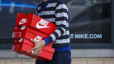 Receita da Nike cai menos do que o esperado. Mas estoques e tarifas desafiam companhia Receita da Nike cai menos do que o esperado. Mas estoques e tarifas desafiam companhia