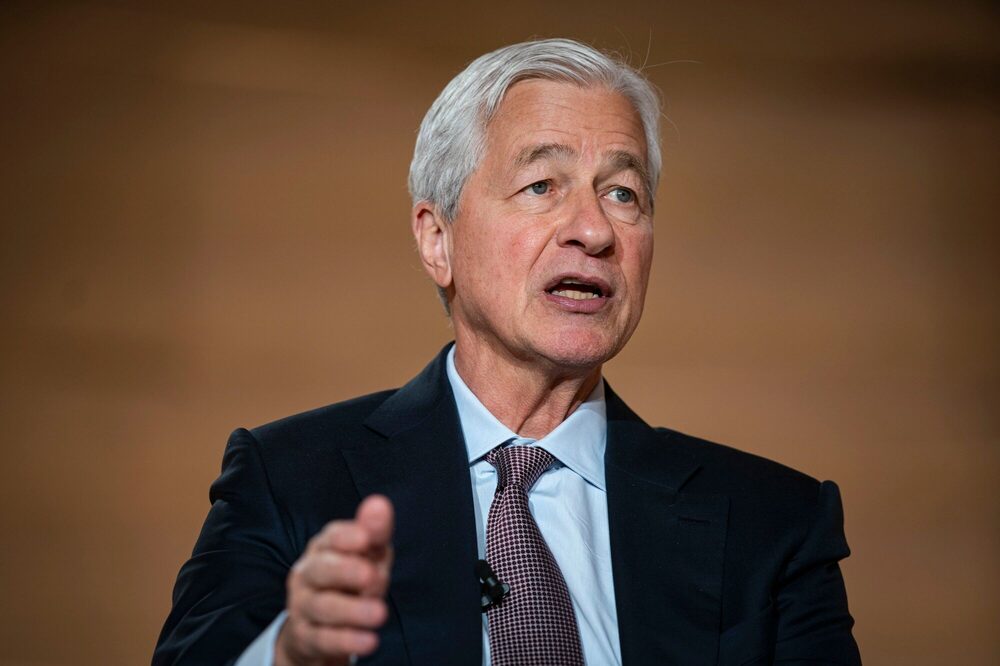 Jaime Dimon alertó sobre efectos inflacionarios tanto en bienes importados como nacionales, e impactos negativos en inversión, flujos de capital y el dólar. Jaime Dimon alertó sobre efectos inflacionarios tanto en bienes importados como nacionales, e impactos negativos en inversión, flujos de capital y el dólar.