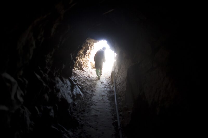Un minero afgano trabaja en una mina de esmeraldas improvisada, en el valle de Panjshir el 14 de julio de 2010. Los informes sugieren que Afganistán cuenta con importantes yacimientos de petróleo, gas, cobre, hierro, oro y carbón, así como una serie de gemas preciosas como esmeraldas y rubíes. En la actualidad, estos minerales están en gran parte sin explotar y todavía se están cartografiando. (Foto de Majid Saeedi/Getty Images) Fotógrafo: Majid Saeedi/Getty Images Europe Un minero afgano trabaja en una mina de esmeraldas improvisada, en el valle de Panjshir el 14 de julio de 2010. Los informes sugieren que Afganistán cuenta con importantes yacimientos de petróleo, gas, cobre, hierro, oro y carbón, así como una serie de gemas preciosas como esmeraldas y rubíes. En la actualidad, estos minerales están en gran parte sin explotar y todavía se están cartografiando. (Foto de Majid Saeedi/Getty Images) Fotógrafo: Majid Saeedi/Getty Images Europe