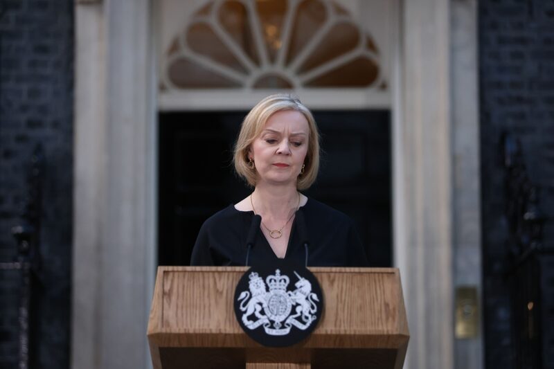 Liz Truss, primera ministra del Reino Unido, hace una declaración tras la muerte de la reina Isabel II frente al número 10 de Downing Street en Londres, Reino Unido, el jueves 8 de septiembre de 2022. La reina Isabel II, cuyo reinado llevó a Gran Bretaña de la era del vapor a la era del teléfono inteligente, y que supervisó el desmembramiento, en gran medida pacífico, de un imperio que antaño abarcaba todo el mundo, ha muerto. Liz Truss, primera ministra del Reino Unido, hace una declaración tras la muerte de la reina Isabel II frente al número 10 de Downing Street en Londres, Reino Unido, el jueves 8 de septiembre de 2022. La reina Isabel II, cuyo reinado llevó a Gran Bretaña de la era del vapor a la era del teléfono inteligente, y que supervisó el desmembramiento, en gran medida pacífico, de un imperio que antaño abarcaba todo el mundo, ha muerto.