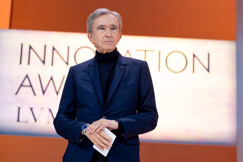 Desde principios de año, la fortuna de Arnault se ha reducido en unos US$26.000 millones, la mayor entre las 500 más ricas del mundo según la clasificación de Bloomberg. Desde principios de año, la fortuna de Arnault se ha reducido en unos US$26.000 millones, la mayor entre las 500 más ricas del mundo según la clasificación de Bloomberg.