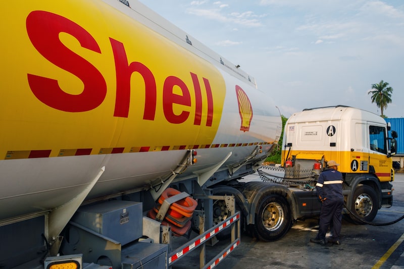 Un camión cisterna de Shell Plc repostando gasóleo en la gasolinera de la empresa en Pulau Indah, Selangor, Malasia. Fotógrafo: Samsul Said/Bloomberg. Un camión cisterna de Shell Plc repostando gasóleo en la gasolinera de la empresa en Pulau Indah, Selangor, Malasia. Fotógrafo: Samsul Said/Bloomberg.