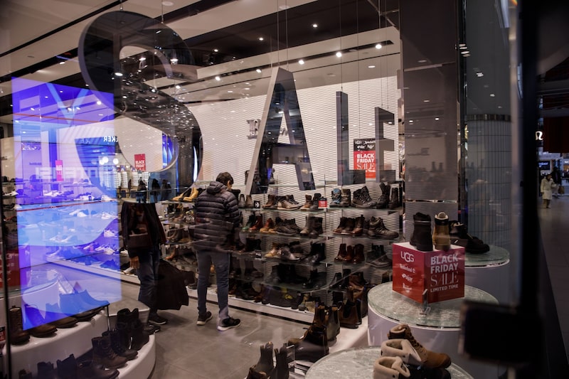 Vitrine com anúncio de promoções para a Black Friday: neste ano, data sofre impactos da Copa do Mundo Vitrine com anúncio de promoções para a Black Friday: neste ano, data sofre impactos da Copa do Mundo