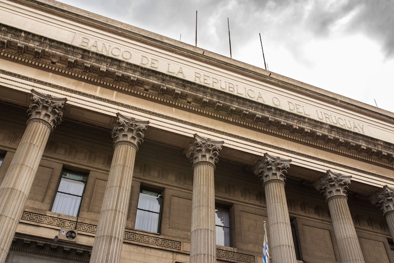 El Banco de la República Oriental del Uruguay permitiría la depreciación del peso uruguayo, al alejarse de las subas de tasas El Banco de la República Oriental del Uruguay permitiría la depreciación del peso uruguayo, al alejarse de las subas de tasas