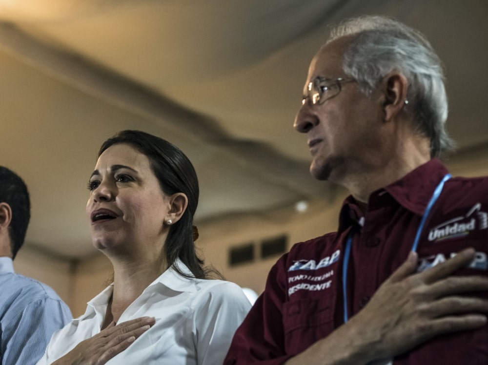 María Corina Machado y Antonio Ledezma cantan el himno nacional durante un congreso ciudadano en Barquisimeto, Venezuela, el sábado 29 de noviembre de 2014. María Corina Machado y Antonio Ledezma cantan el himno nacional durante un congreso ciudadano en Barquisimeto, Venezuela, el sábado 29 de noviembre de 2014.