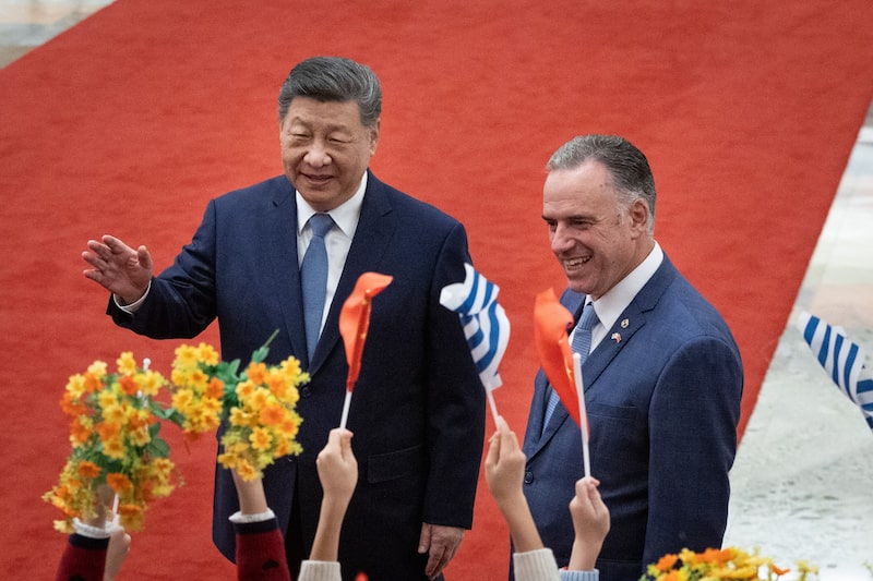 El presidente chino, Xi Jinping, a la izquierda, da la bienvenida al presidente uruguayo, Yamandu Orsi, en el Gran Salón del Pueblo en Pekín el 3 de febrero. Fotógrafa: Jessica Lee/Getty Images El presidente chino, Xi Jinping, a la izquierda, da la bienvenida al presidente uruguayo, Yamandu Orsi, en el Gran Salón del Pueblo en Pekín el 3 de febrero. Fotógrafa: Jessica Lee/Getty Images