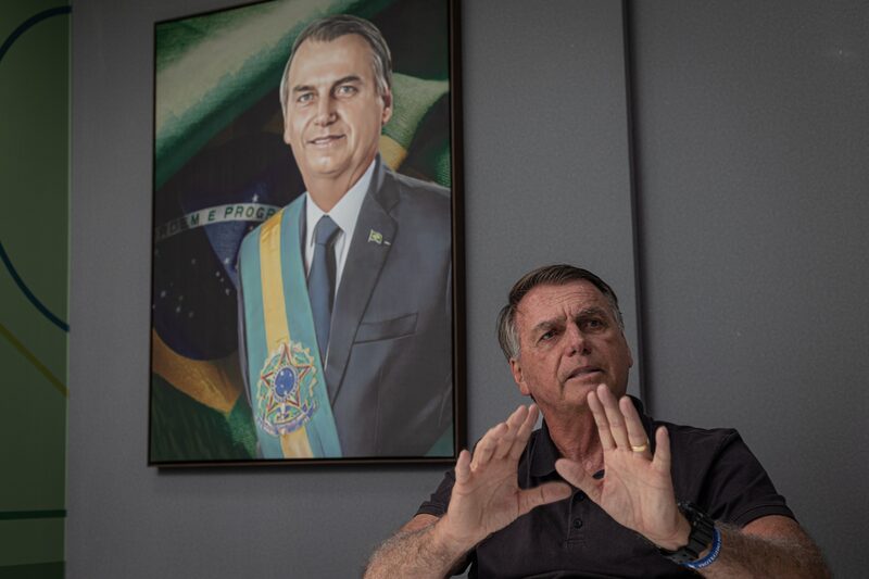 Bolsonaro deixou um evento com apoiadores depois de sentir dores “fortes” na mesma parte do corpo onde foi esfaqueado enquanto fazia campanha para presidente em setembro de 2018 Bolsonaro deixou um evento com apoiadores depois de sentir dores “fortes” na mesma parte do corpo onde foi esfaqueado enquanto fazia campanha para presidente em setembro de 2018