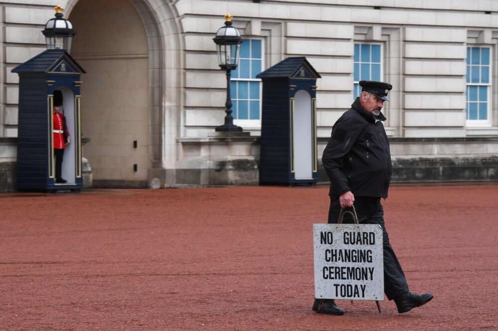 Un empleado lleva un cartel en el que se lee "No hay ceremonia de cambio de guardia hoy" en el Palacio de Buckingham en Londres, Reino Unido, el jueves 8 de septiembre de 2022. Un empleado lleva un cartel en el que se lee "No hay ceremonia de cambio de guardia hoy" en el Palacio de Buckingham en Londres, Reino Unido, el jueves 8 de septiembre de 2022.