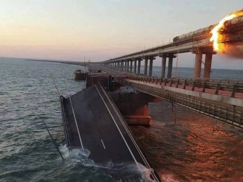 Vídeo da cena mostrou o trem em chamas e uma seção da ponte rodoviária desabou no mar Vídeo da cena mostrou o trem em chamas e uma seção da ponte rodoviária desabou no mar