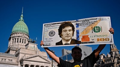 Como a dolarização prometida por Milei tem sido colocada em prática gradualmente Como a dolarização prometida por Milei tem sido colocada em prática gradualmente