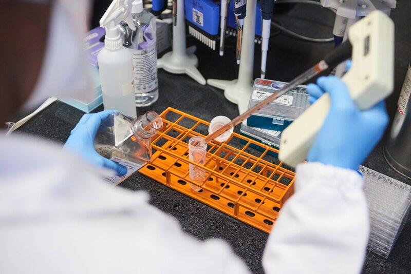 Lembrando que a ômicron já é mais transmissível que cepas anteriores, como a delta Lembrando que a ômicron já é mais transmissível que cepas anteriores, como a delta