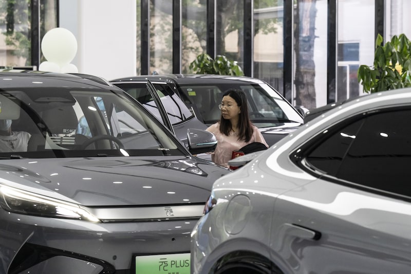 Un cliente observa un vehículo eléctrico Yuan Plus de BYD Co. expuesto en una de las salas de exposición de la empresa en Shanghái. Un cliente observa un vehículo eléctrico Yuan Plus de BYD Co. expuesto en una de las salas de exposición de la empresa en Shanghái.