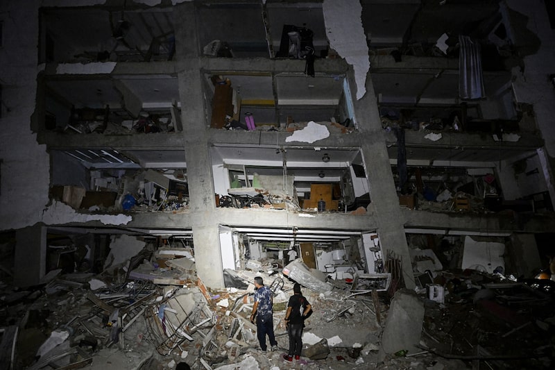 Personas se encuentran entre los escombros cerca de un edificio dañado tras un terremoto en Catia La Mar, estado de La Guaira, Venezuela, el 25 de junio. Foto: Federico Parra/AFP/Getty Images Personas se encuentran entre los escombros cerca de un edificio dañado tras un terremoto en Catia La Mar, estado de La Guaira, Venezuela, el 25 de junio. Foto: Federico Parra/AFP/Getty Images