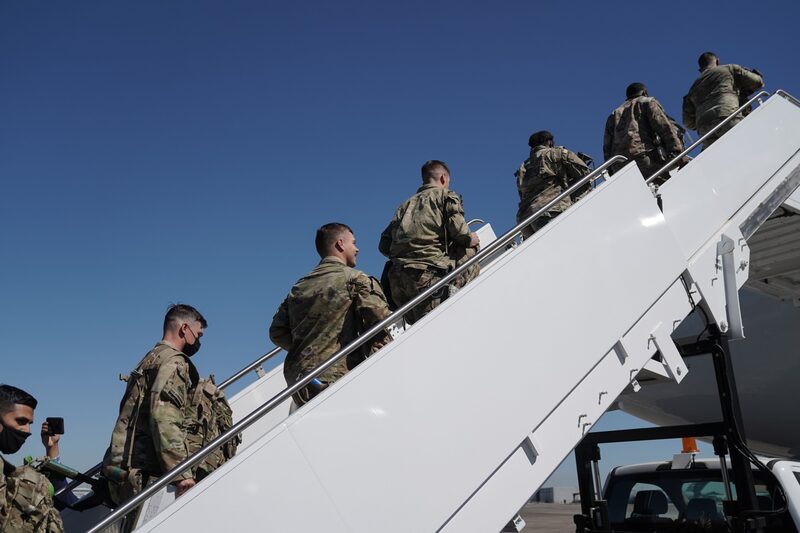 Fuerzas de EE.UU. abordan un avión Fuerzas de EE.UU. abordan un avión