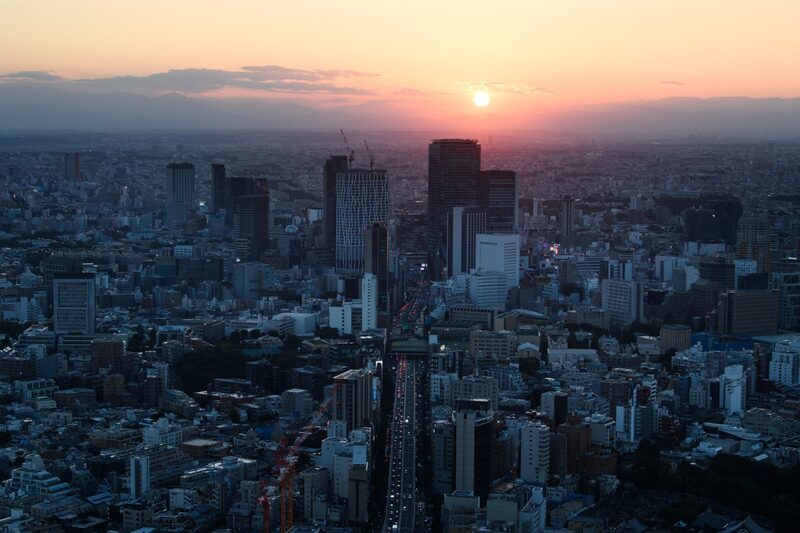 Skyline de Tóquio no fim de tarde, o que costuma acontecer antes das 19h durante o verão (Foto: Akio Kon/Bloomberg) Skyline de Tóquio no fim de tarde, o que costuma acontecer antes das 19h durante o verão (Foto: Akio Kon/Bloomberg)