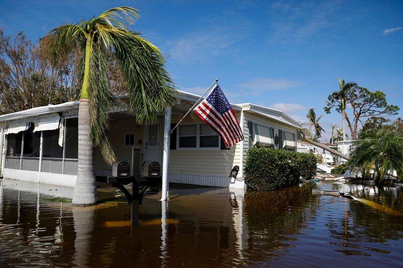 Una casa inundada en un parque de caravanas tras el paso del huracán Ian por Fort Myers, Florida, Estados Unidos, el jueves 29 de septiembre de 2022. Una casa inundada en un parque de caravanas tras el paso del huracán Ian por Fort Myers, Florida, Estados Unidos, el jueves 29 de septiembre de 2022.