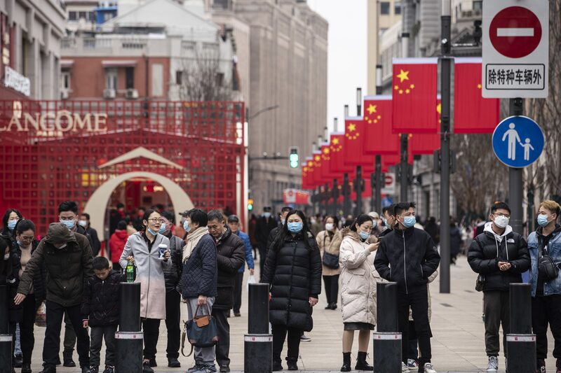 Pedrestres caminham pela Nanjing Road em Xangai no feriado do Ano Novo Lunar Pedrestres caminham pela Nanjing Road em Xangai no feriado do Ano Novo Lunar