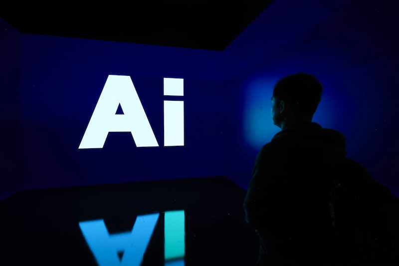 Un letrero sobre inteligencia artificial (IA) mostrado en una pantalla en el stand de Siemens durante la feria internacional de tecnología del transporte InnoTrans 2026, en Berlín (Alemania), el viernes 25 de septiembre de 2026. Un letrero sobre inteligencia artificial (IA) mostrado en una pantalla en el stand de Siemens durante la feria internacional de tecnología del transporte InnoTrans 2026, en Berlín (Alemania), el viernes 25 de septiembre de 2026.
