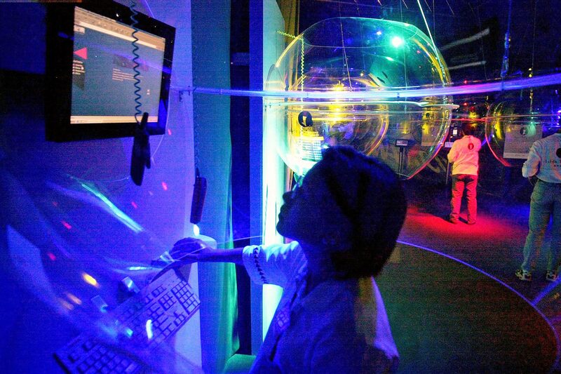 A simetria está trazendo memórias assustadoras de um quarto de século atrás. As ações de tecnologia estão começando a afundar, com o Nasdaq 100 perdendo mais de 10% para cair em uma correção e o S&P 500 também alcançou brevemente esse nível (Foto: SAM YEH/AFP via Getty Images) A simetria está trazendo memórias assustadoras de um quarto de século atrás. As ações de tecnologia estão começando a afundar, com o Nasdaq 100 perdendo mais de 10% para cair em uma correção e o S&P 500 também alcançou brevemente esse nível (Foto: SAM YEH/AFP via Getty Images)