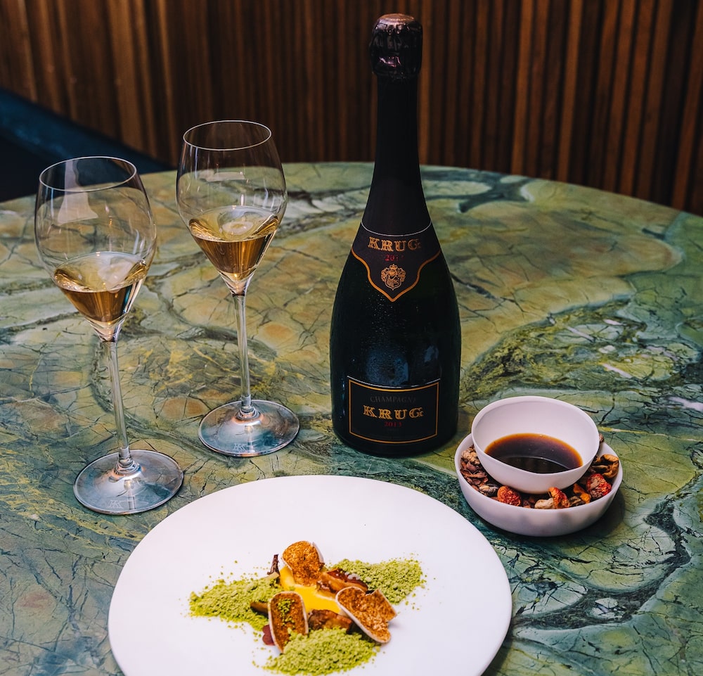 Com casas estreladas, Krug usa ‘embaixadas’ para promover champagne de luxo no Brasil Com casas estreladas, Krug usa ‘embaixadas’ para promover champagne de luxo no Brasil