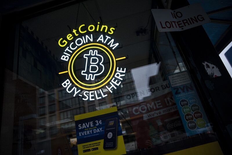 Cartel de un cajero automático de Bitcoin en una gasolinera de Washington, DC, EE UU, el jueves 19 de enero de 2023. Fotógrafo: Al Drago/Bloomberg Cartel de un cajero automático de Bitcoin en una gasolinera de Washington, DC, EE UU, el jueves 19 de enero de 2023. Fotógrafo: Al Drago/Bloomberg