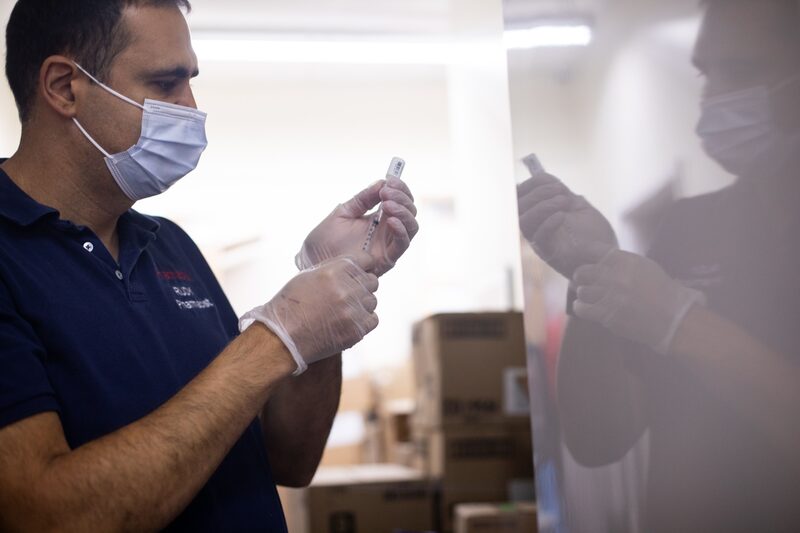 A comunidade médica ainda permanece dividida sobre se os dados apoiam a necessidade de doses de reforço A comunidade médica ainda permanece dividida sobre se os dados apoiam a necessidade de doses de reforço