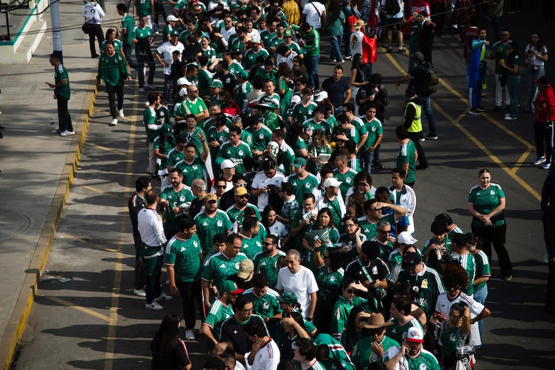 Asistentes hacen fila antes del partido inaugural de la Copa Mundial 2026 en el Estadio Banorte de la Ciudad de México, México, el jueves 11 de junio de 2026. Se espera que la ceremonia de inauguración de la Copa Mundial atraiga a una gran audiencia de todo el mundo, además de las aproximadamente 90.000 personas que asistirán en persona. Fotógrafo: Mayolo López Gutiérrez/Bloomberg Asistentes hacen fila antes del partido inaugural de la Copa Mundial 2026 en el Estadio Banorte de la Ciudad de México, México, el jueves 11 de junio de 2026. Se espera que la ceremonia de inauguración de la Copa Mundial atraiga a una gran audiencia de todo el mundo, además de las aproximadamente 90.000 personas que asistirán en persona. Fotógrafo: Mayolo López Gutiérrez/Bloomberg