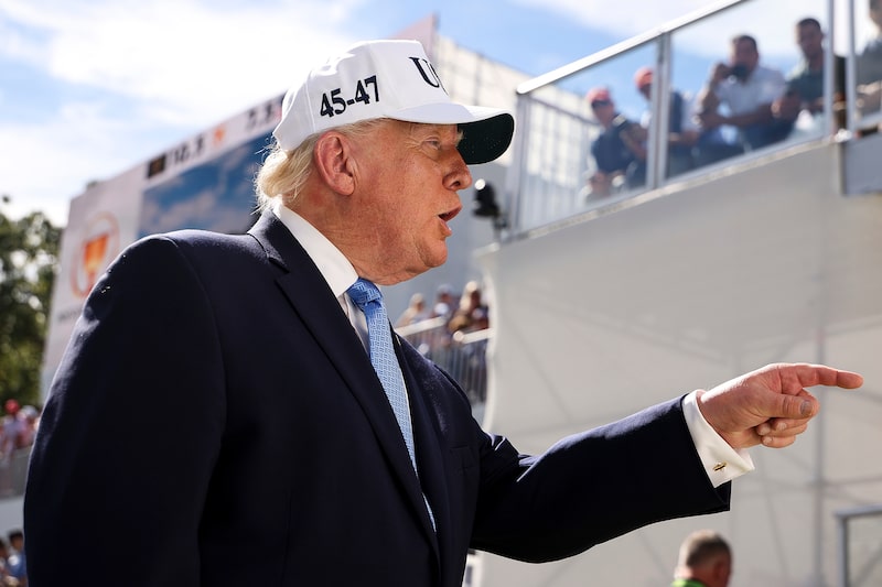 El presidente de los Estados Unidos, Donald Trump, reacciona mientras se encuentra en el primer hoyo durante la cuarta jornada de la Presidents Cup en el campo número 3 del Medinah Country Club, el 27 de septiembre de 2026 en Chicago, Illinois. El presidente de los Estados Unidos, Donald Trump, reacciona mientras se encuentra en el primer hoyo durante la cuarta jornada de la Presidents Cup en el campo número 3 del Medinah Country Club, el 27 de septiembre de 2026 en Chicago, Illinois.