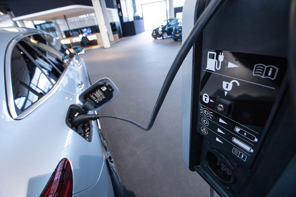 Un vehículo eléctrico Mercedes-Benz EQC conectado a un cargador dentro de una sala de exposición de Mercedes-Benz AG en Berlín, Alemania, el martes 24 de febrero de 2022. Un vehículo eléctrico Mercedes-Benz EQC conectado a un cargador dentro de una sala de exposición de Mercedes-Benz AG en Berlín, Alemania, el martes 24 de febrero de 2022.