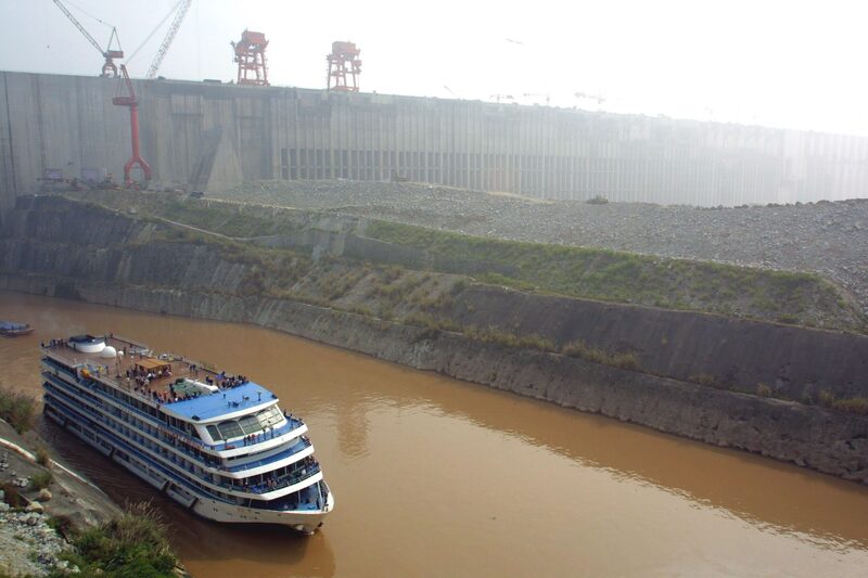 Un crucero procedente de Shanghai navega por la presa de las Tres Gargantas en el río Yangtze, en la provincia china de Hubei, el sábado 2 de noviembre de 2002. Fotógrafo:Kevin Lee/Bloomberg News. Un crucero procedente de Shanghai navega por la presa de las Tres Gargantas en el río Yangtze, en la provincia china de Hubei, el sábado 2 de noviembre de 2002. Fotógrafo:Kevin Lee/Bloomberg News.